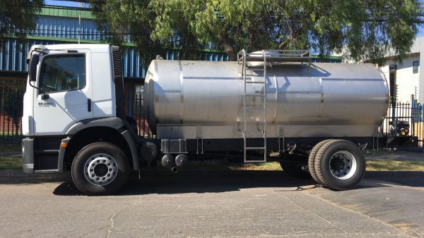 Estanque 10.000 lts sobre camión aljibe para distribución de agua potable